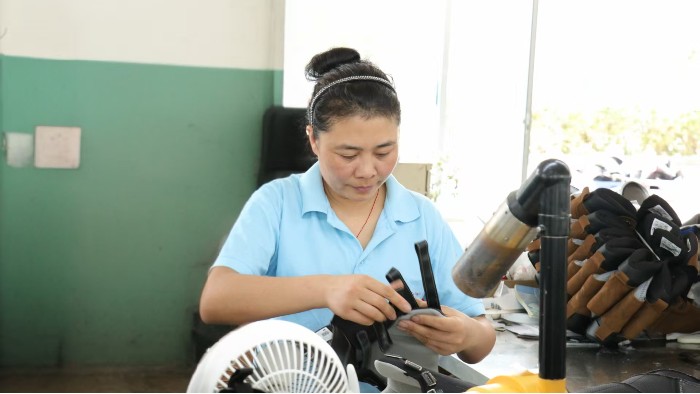 完美官网首页入口鞋业匠心传承,一名员工荣获2024年度“山东省技术能手”称号